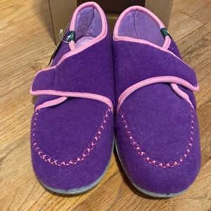 Kamik cozy lodge slippers - US size 6 - 6.5